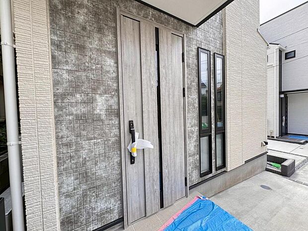 【玄関】「住まい」というプライベートな空間へ誘う導入部分。美しい表情に拘った高級感のあるデザインに仕上げました。