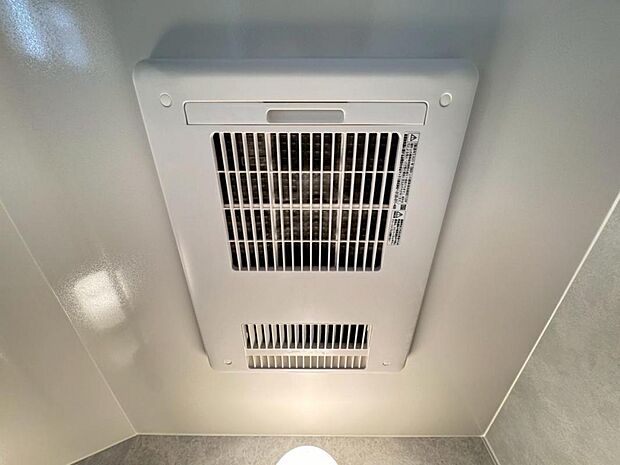 【浴室換気乾燥機】「浴室換気乾燥機」は梅雨の季節や春先の花粉の季節、最近ではPM2.5や黄砂の飛来対策としても外干しせずに室内で乾燥できるため、とても便利です。