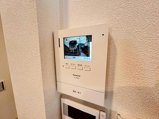 【モニター付きインターホン】ドアを開ける前に訪問者の顔を確認できます。不審者や無用なセールスだった場合に玄関を開ける必要がなく、防犯性を向上してくれます。