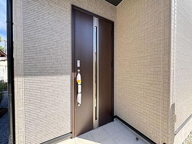【玄関】お家の第一の顔とも言える「玄関」。清潔感のあるシンプルな空間で大切なお客様をお迎えします。