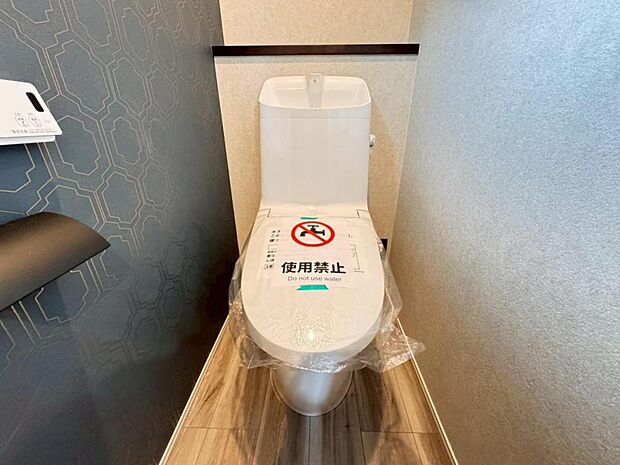 【トイレ】白を基調とし清潔感をデザインしたトイレ空間です。使い心地もしっかり追求した先進のトイレを搭載しております。