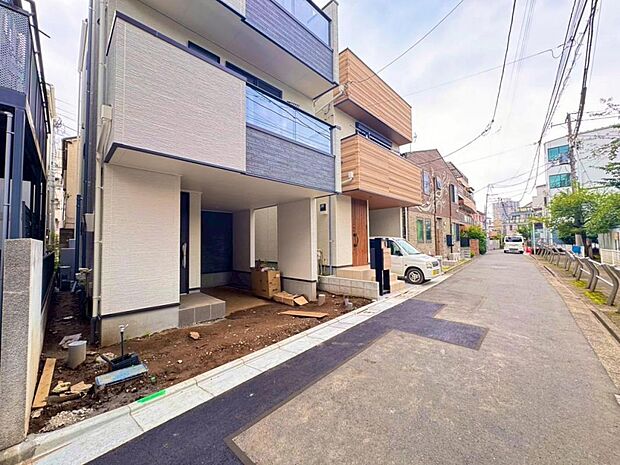 【前面道路】お車の出し入れも便利な前面道路です。歩道もしっかり整備されておりますので、小さなお子様がいらっしゃるファミリー層にも安心です。