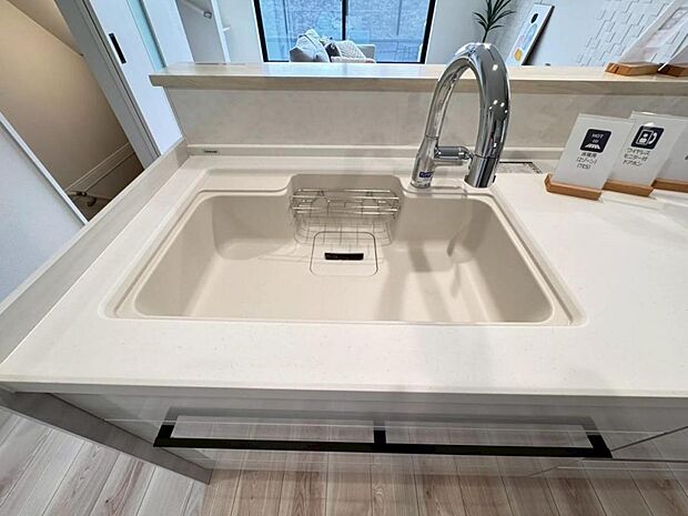 【浄水器一体型水栓】水栓の中に浄水カートリッジが組み込まれた「浄水器一体型水栓」です。ホースが伸びるのでシンクのお掃除も快適です。