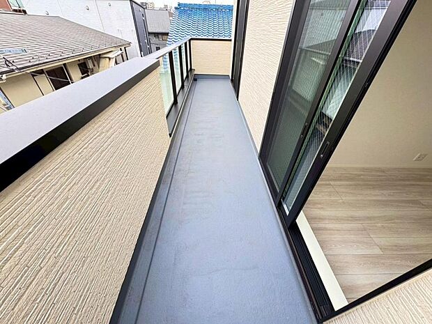 【バルコニー】陽当りの良いバルコニーはお洗濯物が効率よく乾きます。季節の光と風を感じられるとっておきの空間です。