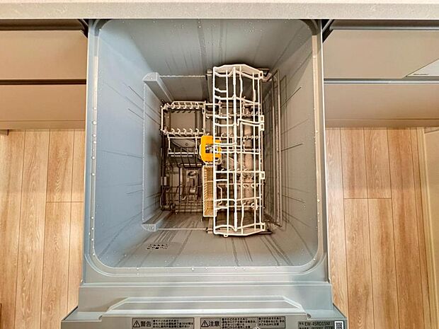 【食洗機】しつこい油汚れもサッと溶かして洗います。除菌も出来るので小さなお子様の食器洗いにも安心です。また、手洗いに比べて使用水量はごくわずか。時間と水道の節約になります。