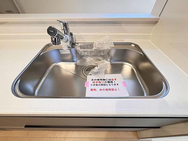 【浄水器一体型水栓】水栓の中に浄水カートリッジが組み込まれた「浄水器一体型水栓」です。ホースが伸びるのでシンクのお掃除も快適です。