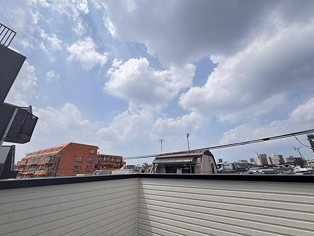【眺望】陽当たり・通風・開放感・眺望に恵まれた環境です。周辺は高い建物がなく青い空が遠くまで広がります。