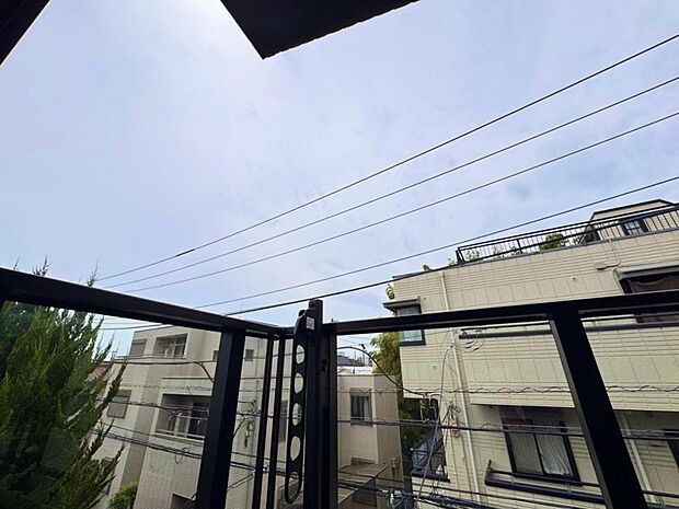 【眺望】圧迫感がなく、見晴らしや陽当りも良好です。閑静で落ち着いた街並みは心に安らぎとゆとりを叶えてくれます。