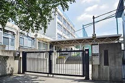 新宿区立落合第二中学校 317m