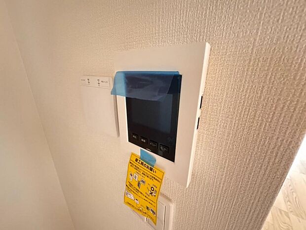 【モニター付きインターホン】ドアを開ける前に訪問者の顔を確認できます。不審者や無用なセールスだった場合に玄関を開ける必要がなく、防犯性を向上してくれます。