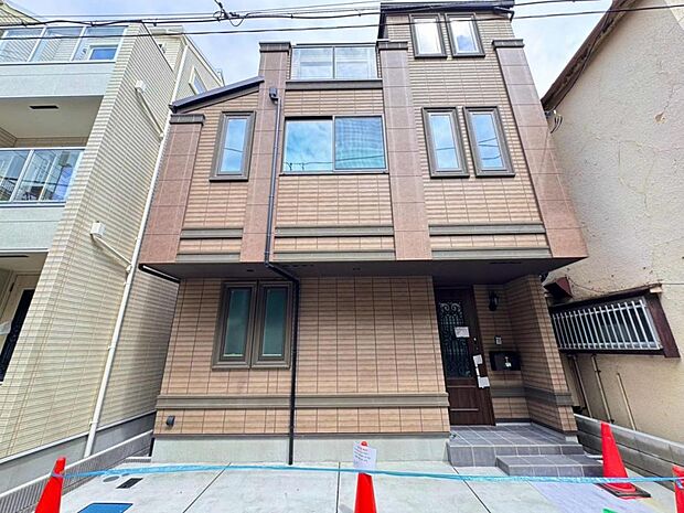 【外観】木造3階建て設計、3LDK。暮らしを豊かにサポートする仕様設備や広々としたキッチンなど魅力が詰まったお住まいです。