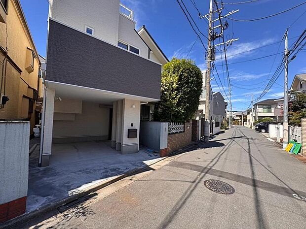 【前面道路】お車の出し入れも便利な前面道路です。歩道もしっかり整備されておりますので、小さなお子様がいらっしゃるファミリー層にも安心です。