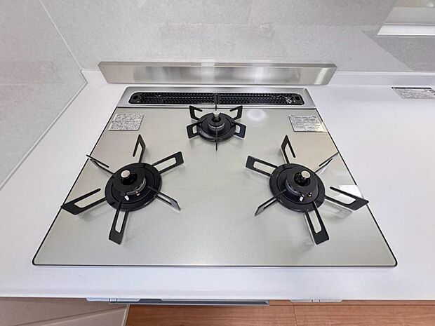 【3口ガスコンロ】3口ガスコンロを採用、同時に複数の調理を進められるため、調理時間が短縮できます。