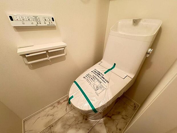 【トイレ】白を基調とし清潔感をデザインしたトイレ空間です。使い心地もしっかり追求した先進のトイレを搭載しております。