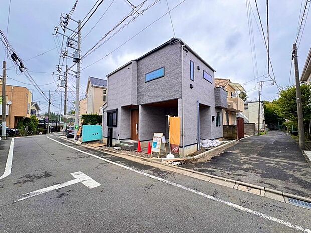 【前面道路】お車の出し入れも便利な前面道路です。歩道もしっかり整備されておりますので、小さなお子様がいらっしゃるファミリー層にも安心です。