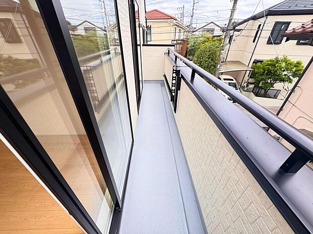 【バルコニー】陽当りの良いバルコニーはお洗濯物が効率よく乾きます。季節の光と風を感じられるとっておきの空間です。