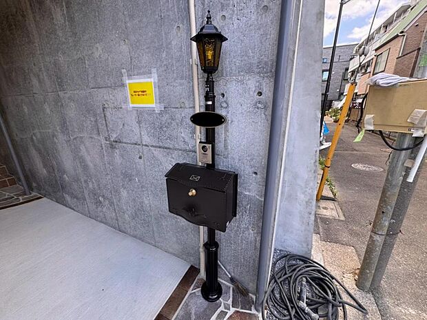 【ポスト】表札が付けられるインターホン付きの機能的な門柱ポストです。無駄のないシンプルなデザインなので、あらゆるお家に馴染みやすいのが魅力です。