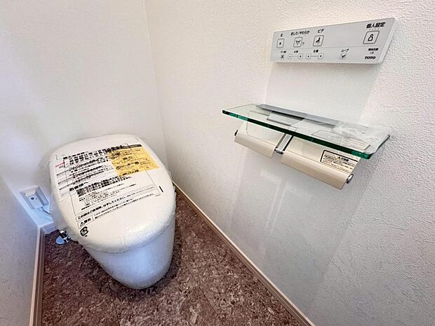 【トイレ】高機能タンクレスタイプのトイレを採用。見た目の美しさだけではなく、お手入れ・お掃除が簡単なのも重要なポイントです。【施工例写真】