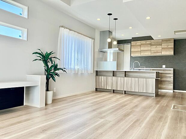 インテリアとコーディネイトされたオリジナルの対面型オープンキッチンが、スタイリッシュで明るい空間を演出します。