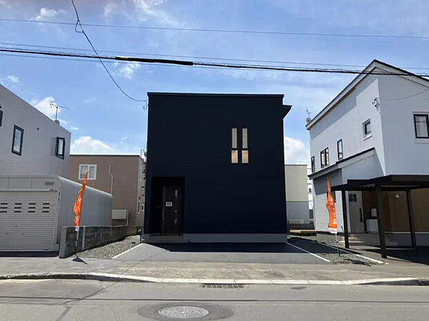 洗練されたブラックカラーが印象的なモダンデザインの外観。シンプルながら存在感のあるフォルムが魅力の住まいです。