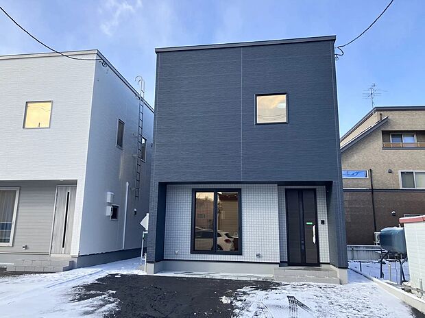 【1号棟外観】広々とした敷地面積43坪以上!教育施設・買物施設の充実した住環境!