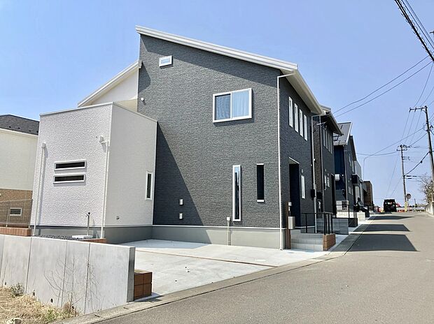 落ち着いた色調と上質なデザインが魅力の外観。
見るたびに誇らしさを感じる佇まいです♪