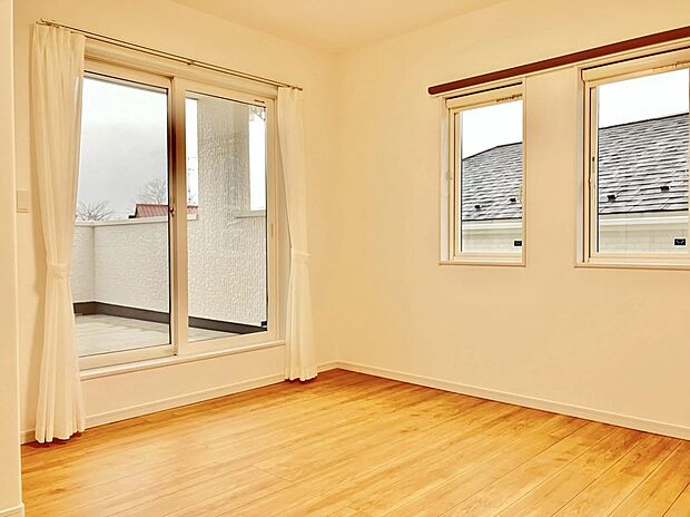 明るく風通しの良い居室は、毎日の暮らしを快適に彩る空間
家具も配置しやすく使い勝手の良い間取りです♪