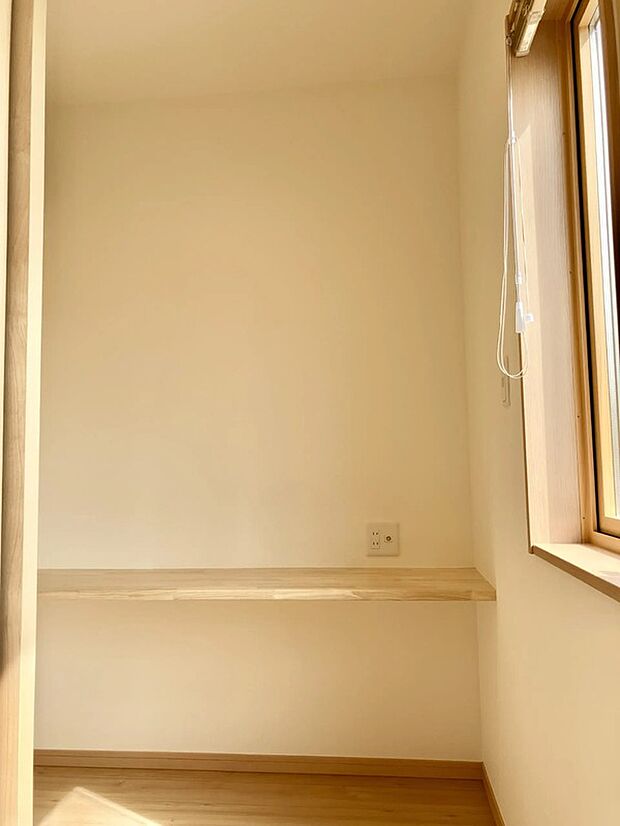 ■ 2号棟 -書斎- ■
一人の静かな時間を確保。
趣味や読書、テレワークに没頭できる、静かで贅沢な空間をご用意しました。