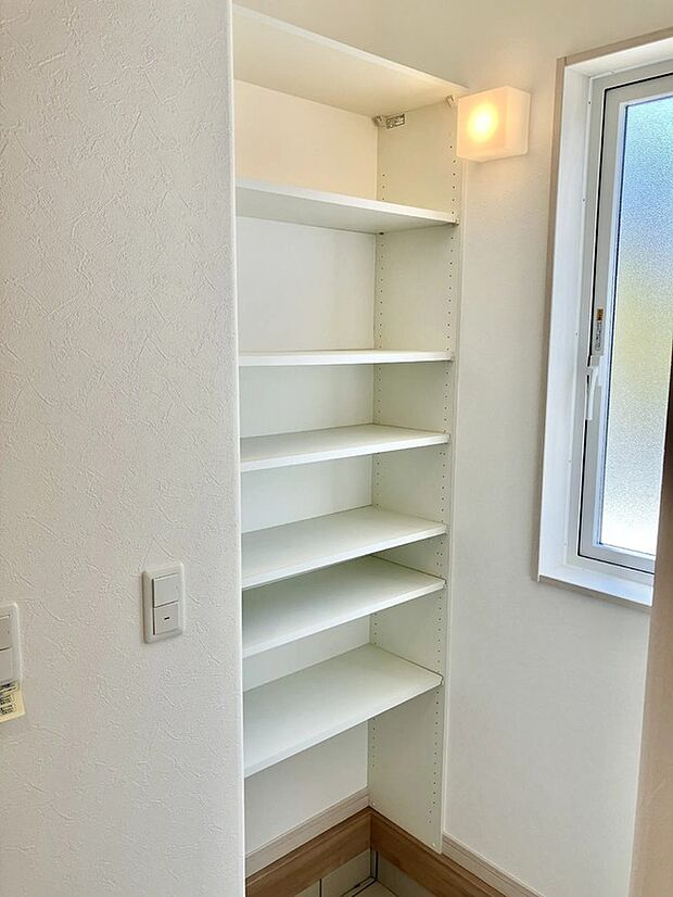 【土間】ゴルフバックにベビーカー、雨の日の長靴など、置き場に困る外
で使用するもの。土間つづきの収納は汚れも気にせずそのまま
収納できます。