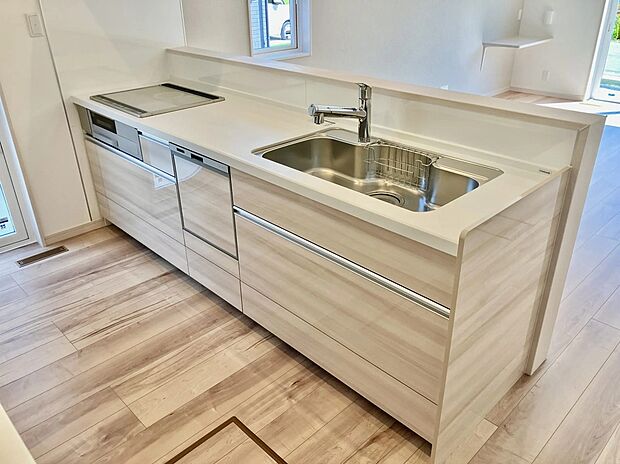 【キッチン】3口IHコンロを採用。食器洗浄乾燥機もついており、毎日の家事を手助けしてくれます。また、床下収納もあるためストックの置き場に困らないのも魅力。