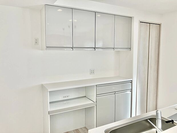 【■ 3号棟 -キッチン- ■】二の字型の食器棚は近年人気を集めているデザイン。汎用性も利くので、自分に合ったキッチンスタイルを追求出来ちゃいます♪家電はまとめてここに置けます。