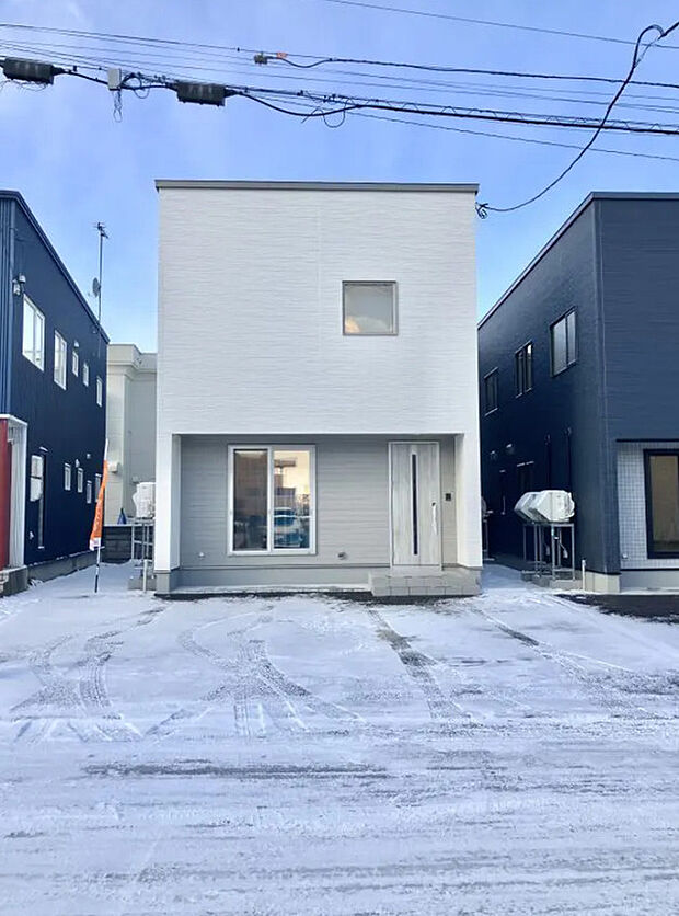 【2号棟外観】白を基調とした外観が明るく爽やかな印象を与える住まいです。