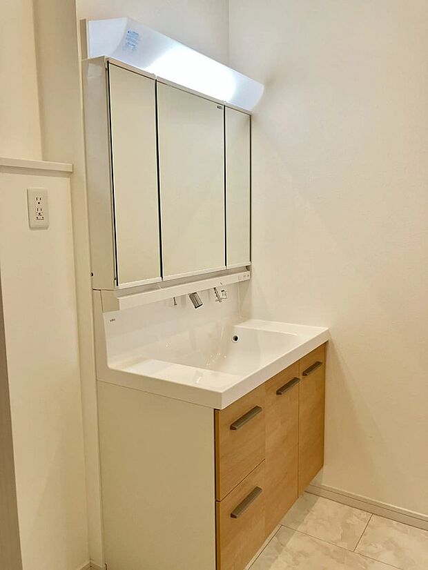 【洗面スペース（３号棟）】朝の身支度や家事がスムーズにでき、明るく清潔感のある洗面スペースです！