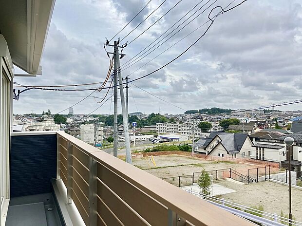 【バルコニー】開放感のあるバルコニーで、日当たり、風通しも良好！自然光たっぷり差し込み、明るく心地よい住空間です♪