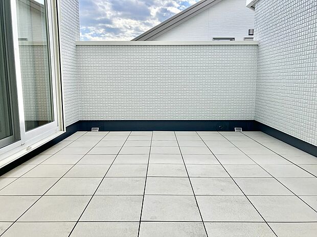 【バルコニー】太陽と風と青空、プライバシーも守られる屋上に作られた最高の庭。“青空を天井”にした第2のリビングとして大活躍。