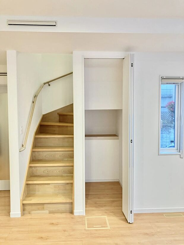 【リビングイン階段】帰宅時・外出時の自然なコミュニケーション生まれるデザイン性も高く、おしゃれで開放的です☆