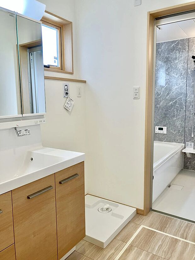 【■ 2号棟 -洗面- ■】洗面スペースに光が差し込むので、朝の支度も爽やかな気持ちではかどりそうです♪また、洗面台は三面鏡となっているので、全方位バッチリ身支度できます！女性には嬉しいポイント♪