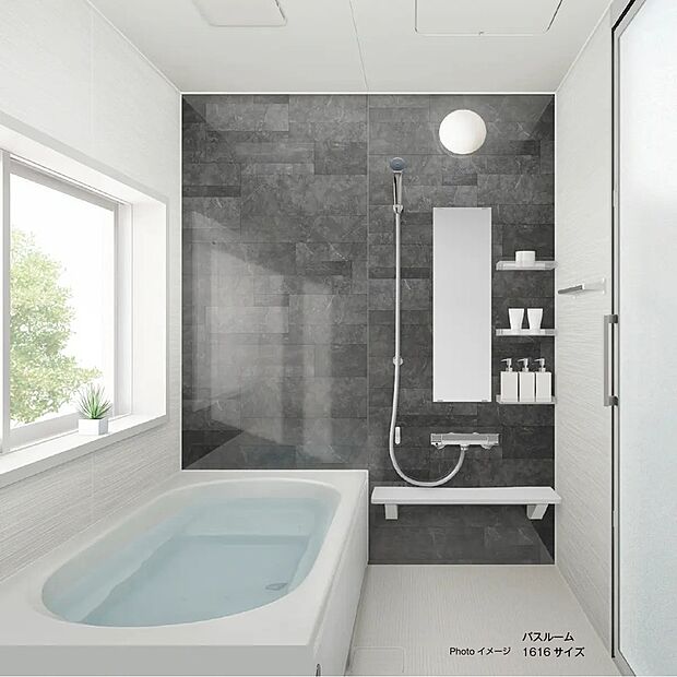 【ユニットバス】ゆったりとした浴槽で一日の疲れを癒せるユニットバス。清潔感のあるバスルームは、お手入れもしやすく毎日快適にお使いいただけます。家族みんながくつろげるリラックス空間です。