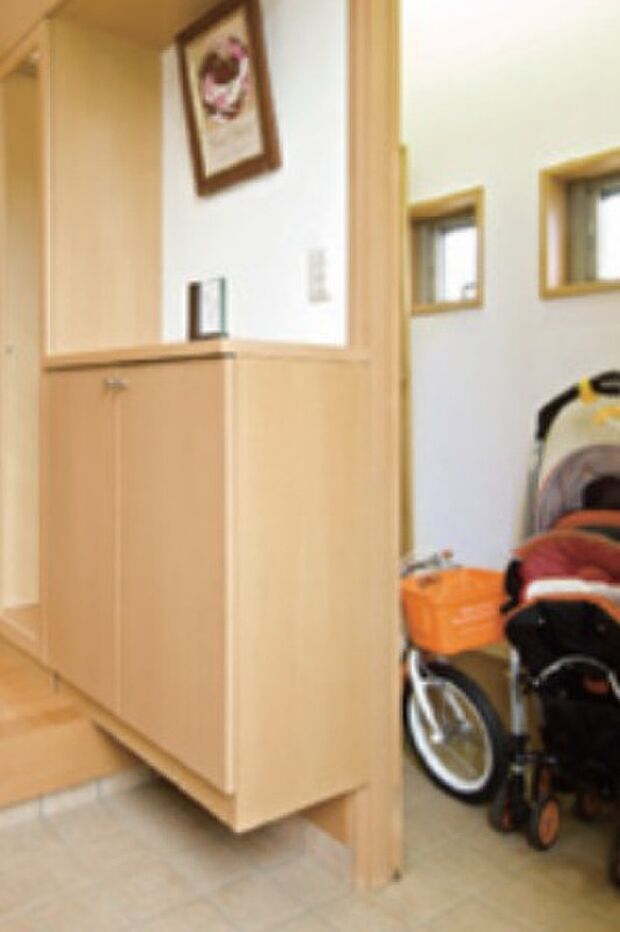 【土間収納】ゴルフバックにベビーカー、雨の日の長靴など、置き場に困る外で使用するもの。土間つづきの収納は汚れも気にせずそのまま収納できま
す。　※写真は全てイメージです。オプションも含まれています。