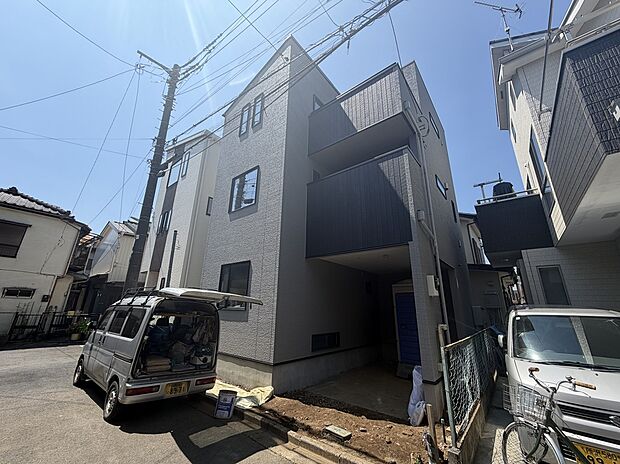 前面道路は車通りが少なく閑静な住宅街に位置しております!