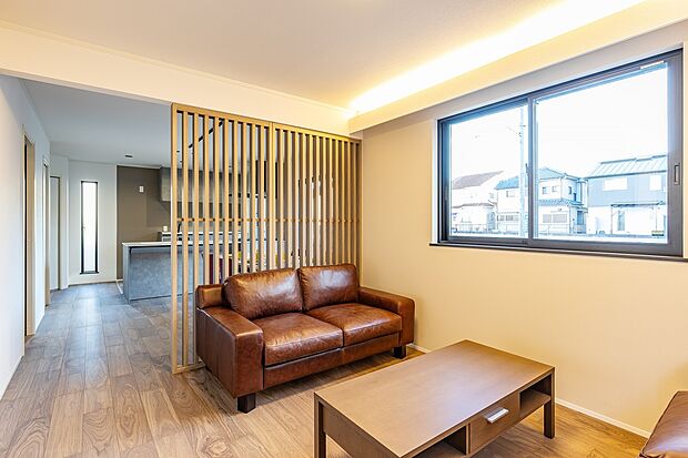 【リビングスペース】ダイニングスペースとリビングスペースにはスリット格子を設けることで、圧迫感のない間仕切りを実現しています!