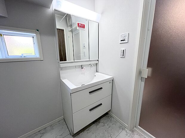 【洗面化粧台・LIXIL/EV】上から水が出るキレイアップ水栓は、水栓周りに水がたまらないのでお掃除楽々です♪