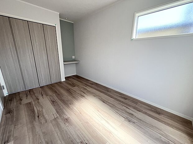 【2階洋室】アクセントクロスを設けております。