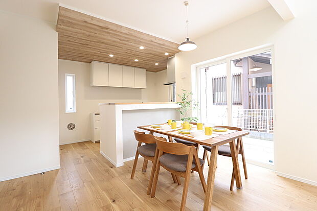 【ダイニング】人気の対面式キッチン。家事をしながらもご家族との会話が絶えない空間となっております!