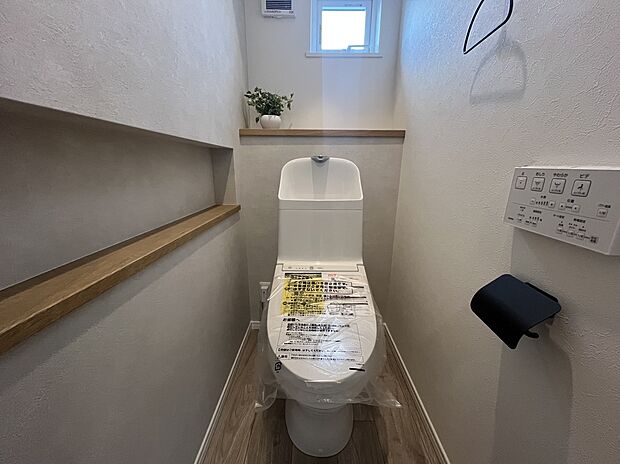 【トイレ：LIXIL〈ベーシアシャワー〉】8号棟