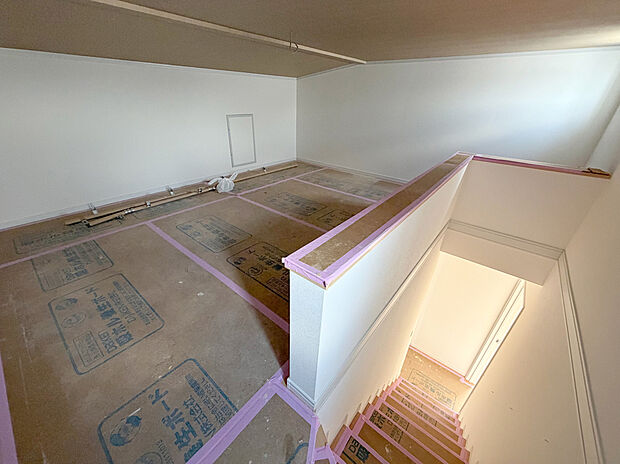 【固定階段で上がる小屋裏収納】固定階段で上がる小屋裏収納まで完備♪
6.8帖の広さを誇り、シアタールームとしての活用も可能です!