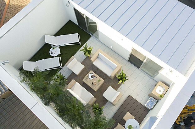 青空の下でくつろげる屋上バルコニー。リビングのように使える開放的な空間で、非日常を楽しむ贅沢な暮らしを実現します。