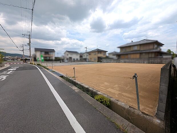 開放感ある全5区画の分譲地。整った街並みと落ち着いた住環境が魅力で、ゆとりある敷地を活かした住まいづくりが叶います。