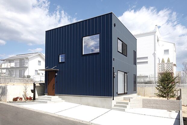 【ZERO-CUBE参考プラン外観】シンプルで洗練されたデザインのZERO-CUBE。自由度の高いプランで理想の住まいを実現できます。
※掲載写真は参考プランのイメージです。