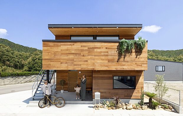 【Sunny Track House参考プラン外観】アウトドアリビングを楽しめる人気のデザイン住宅。開放感のある暮らしが魅力です。
※掲載写真は参考プランのイメージです。